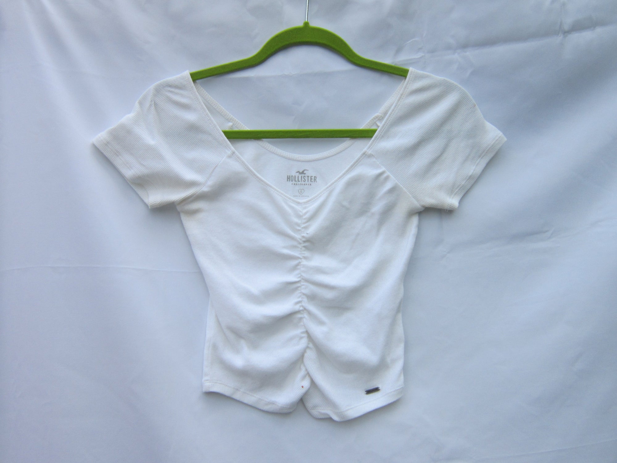 Hollister White Ruched Front Ribbed Tee – Fitted Summer Top